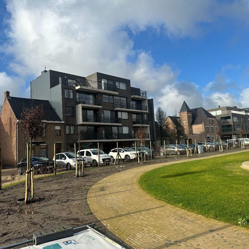 Prachtig gelegen appartement met 2 slaapkamers op de vernieuwde markt van Houthulst - Photo 1