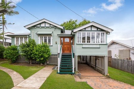 Renovated Queenslander in Great Location - Photo 4