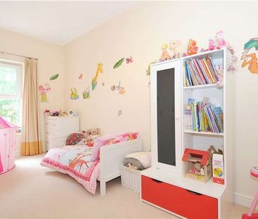 Four bedroom town house in a convenient location for the town centre. - Photo 3