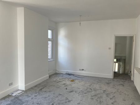 3 Bed Flat, South Norwood, SE25 - Photo 2