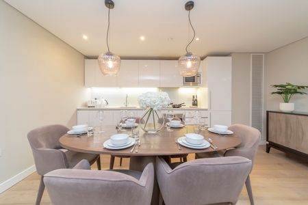 Stylish Three-Bedroom Apartment with Canal Views in Paddington Basin, London W2 - Photo 5