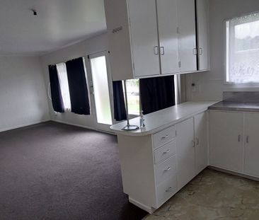 Spacious 2 Bedroom, 1 Bathroom unit - Photo 3