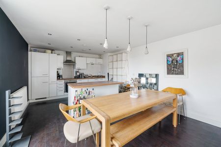 2 Bed Flat, Chapter House, E2 - Photo 3