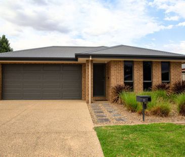 THREE BEDROOM HOME IN GREAT LOCATION! - Photo 4