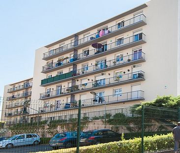 Appartement de type 5, au premier étage, dans résidence calme avec ascenseur,comprenant: un salon, un séjour, une cuisine, 3 chambres fermées, nombreux rangements, balcon. - Photo 2