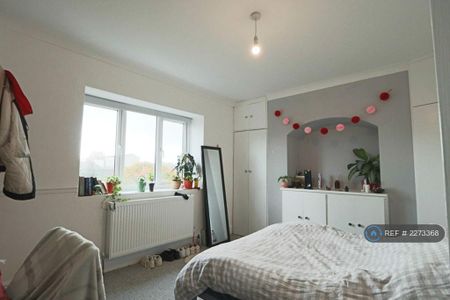 5 bedroom semi-detached house to rent - Photo 4