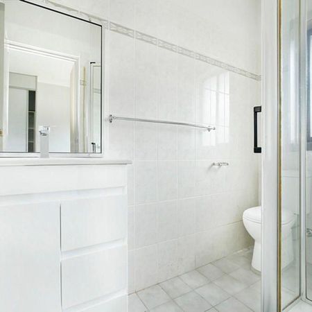 One bedroom unit in the centre of Wollongong! - Photo 3