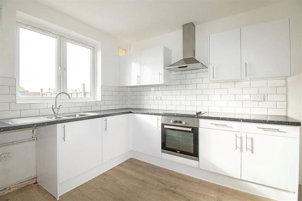 3 bedroom flat to rent - Photo 1