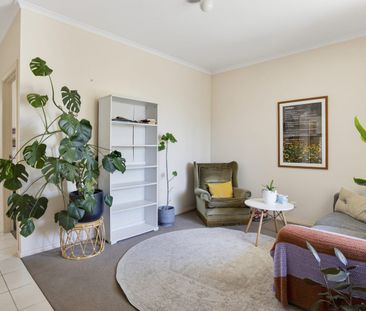 PERFECTLY PEACEFUL FAMILY HOME! - Photo 4