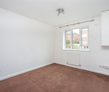 Stow Court, - Photo 3