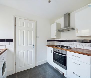 Spacious split level, double bedroom apartment located in central Hove, moments away from Church Road. Offered to let un-furnished. Available 30th May 2024. - Photo 6