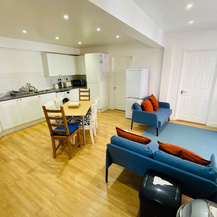 6 Bed Semi-Detached House, Harefield Road, SO17 - Photo 1