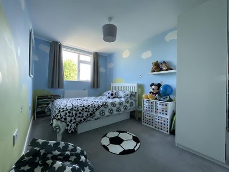 4 bedroom detached house to rent - Photo 2
