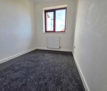 3 bedroom end of terrace house to rent - Photo 2