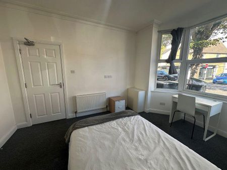 1 bedroom in a house share to rent - Photo 3