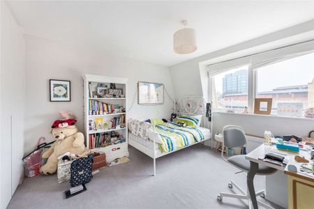 A stunning four bedroom house with private garden and off-street parking - Photo 5