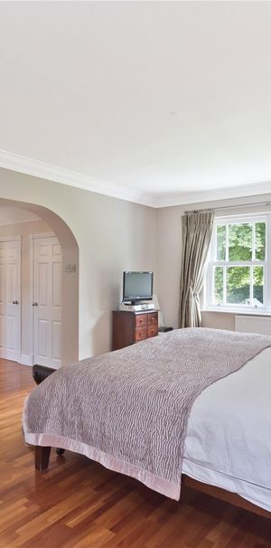 Sandringham Park, Cobham, KT11 - Photo 1