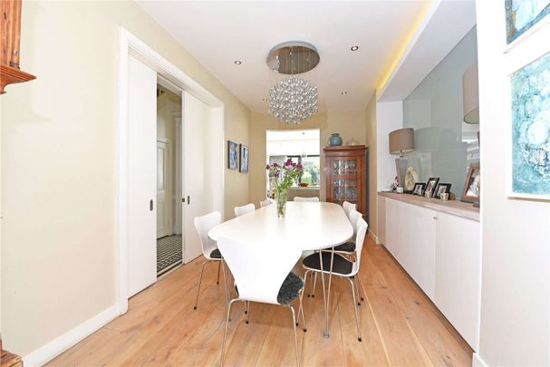 A large well presented seven bedroom family home in sought after East Sheen Avenue - Photo 1