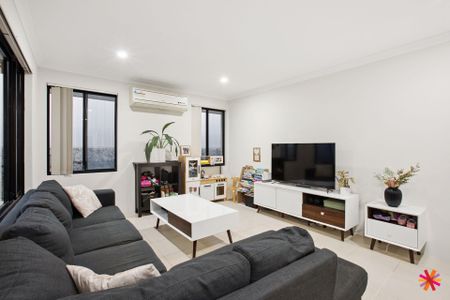 SPACIOUS 4X2 WITH DOUBLE GARAGE - Photo 4