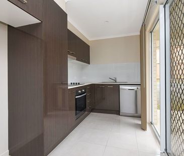 Modern & Spacious Living in the Heart of Glenvale - Photo 5