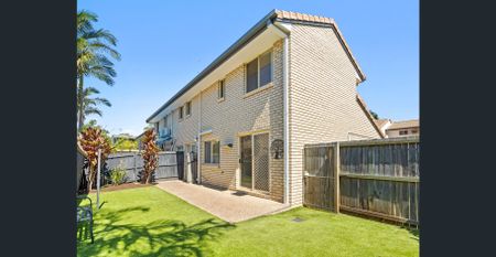 BIG COURTYARD ENERGY IN A BOUTIQUE COMPLEX - Photo 2