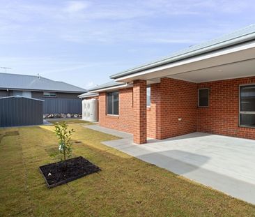 FAMILY HOME IN POPULAR THURGOONA - Photo 5