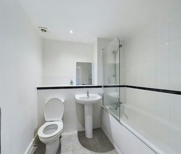 Flat to rent on - Photo 1