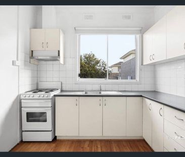 Spacious Family Home in Reservoir - Photo 4