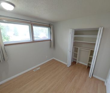 West Park 3 Bedroom Main Level Home! - Photo 5