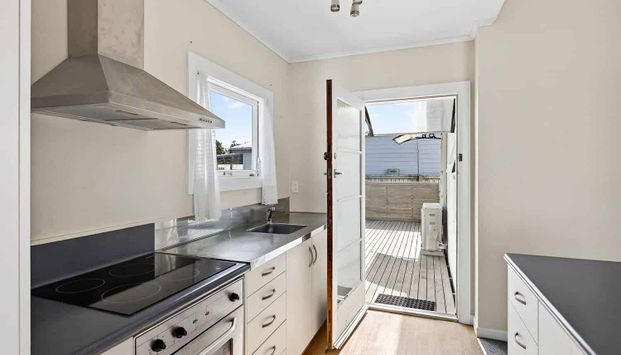 Best Street, Best Shops, Best School - Photo 1