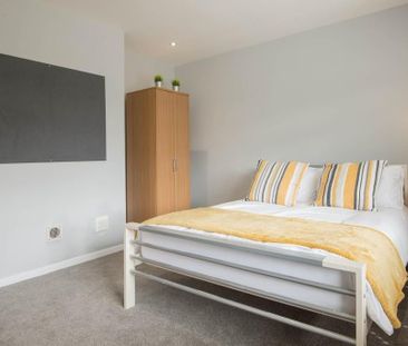 4 bedroom semi-detached house to rent - Photo 5