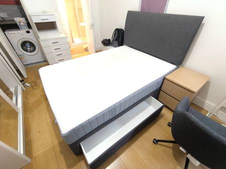 Studio Flat, High Street, W3 - Photo 3