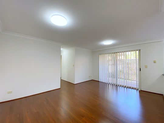 Stylish 2 Bedroom Apartment ! - Photo 1