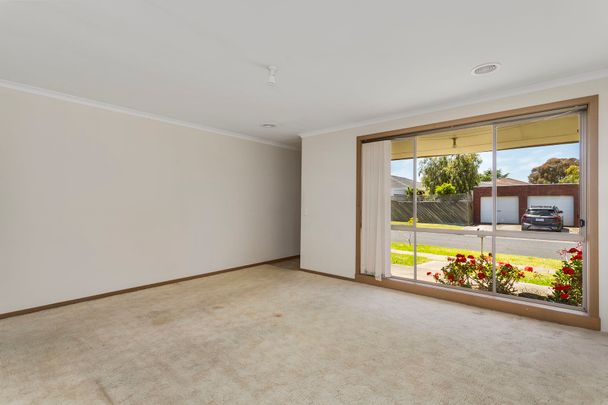 2/71 Hogans Road, Hoppers Crossing. - Photo 1