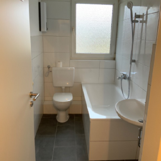 Ruhig gelegen, trotzdem zentral - renovierte Balkonwohnung mit modernem Wannenbad - Photo 1