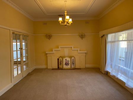 Stunning & Spacious Home in Central Shepparton! - Photo 2