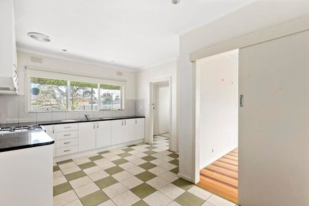 52 Lindenow Street, Reservoir VIC 3073 - Photo 3