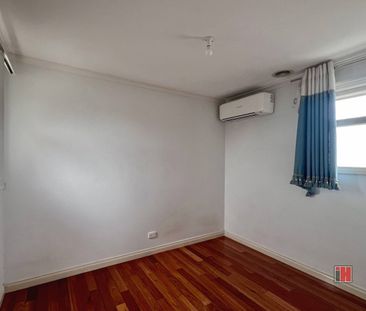 Spacious Three-Bedroom Townhouse with Lush Courtyard and Modern Com... - Photo 5