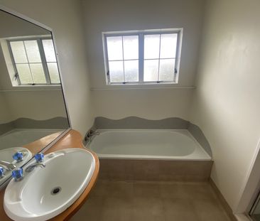 3 Bedroom home in Belmont - Photo 3