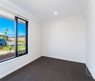 Brand New Modern Home in a Fast-Growing Strathtulloh Estate - Photo 3