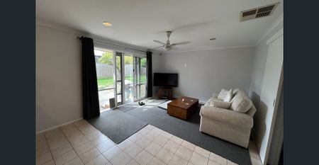 COMFORT & SPACE COMBINED IN THIS 5 BEDROOM FAMILY HOME! - Photo 2