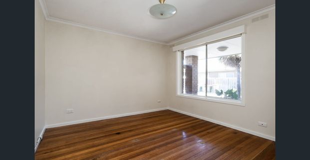 2-Bedroom Villa Just moments from Ripponlea Village | FLARE REAL ESTATE - Photo 1