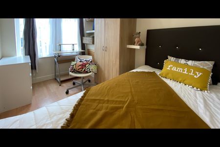 3 Bed Terraced House, Skipworth Street, LE2 - Photo 2