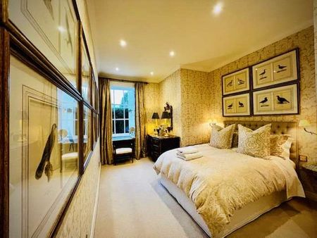 Forming part of the Grade I listed building and set in fifty acres of gardens and grounds, this stunning furnished apartment offers grand accommodation. - Photo 4