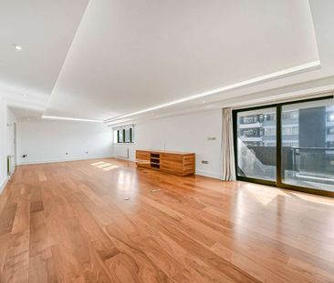 Lateral 3 bedroom apartment with on-site porterage and off street parking - Photo 1