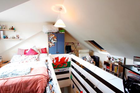 4 Bed Terraced House, Grange Avenue, RG6 - Photo 3