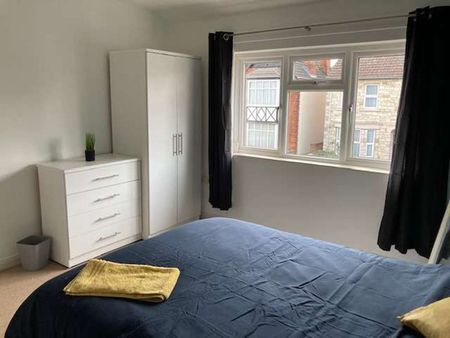 Spenser Road Room 5 - Photo 5