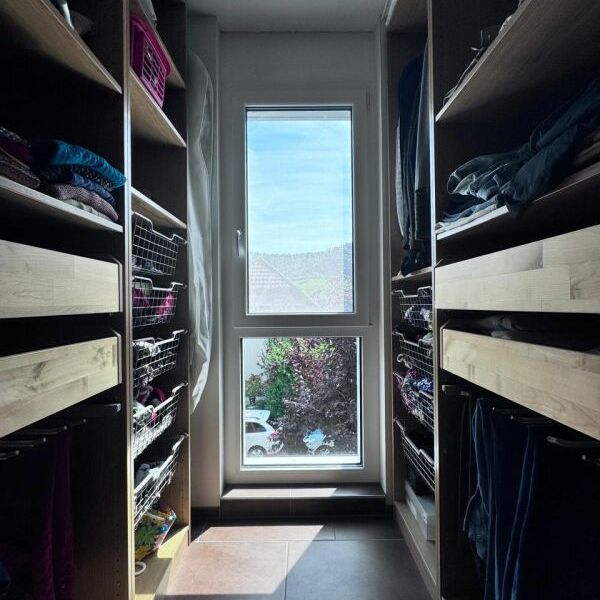 Moderne 5,5-Zimmer-Doppelhaushälfte mit Wintergarten, XXL-Küche & Garagenbox in ruhiger Lage - Photo 1