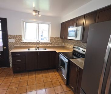 For Lease - 26 Murchison Crescent, Toronto, Ontario - Photo 6