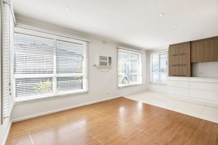 METERS TO CHELSEA BEACH | LIFESTYLE & CONVENIENCE! - Photo 2